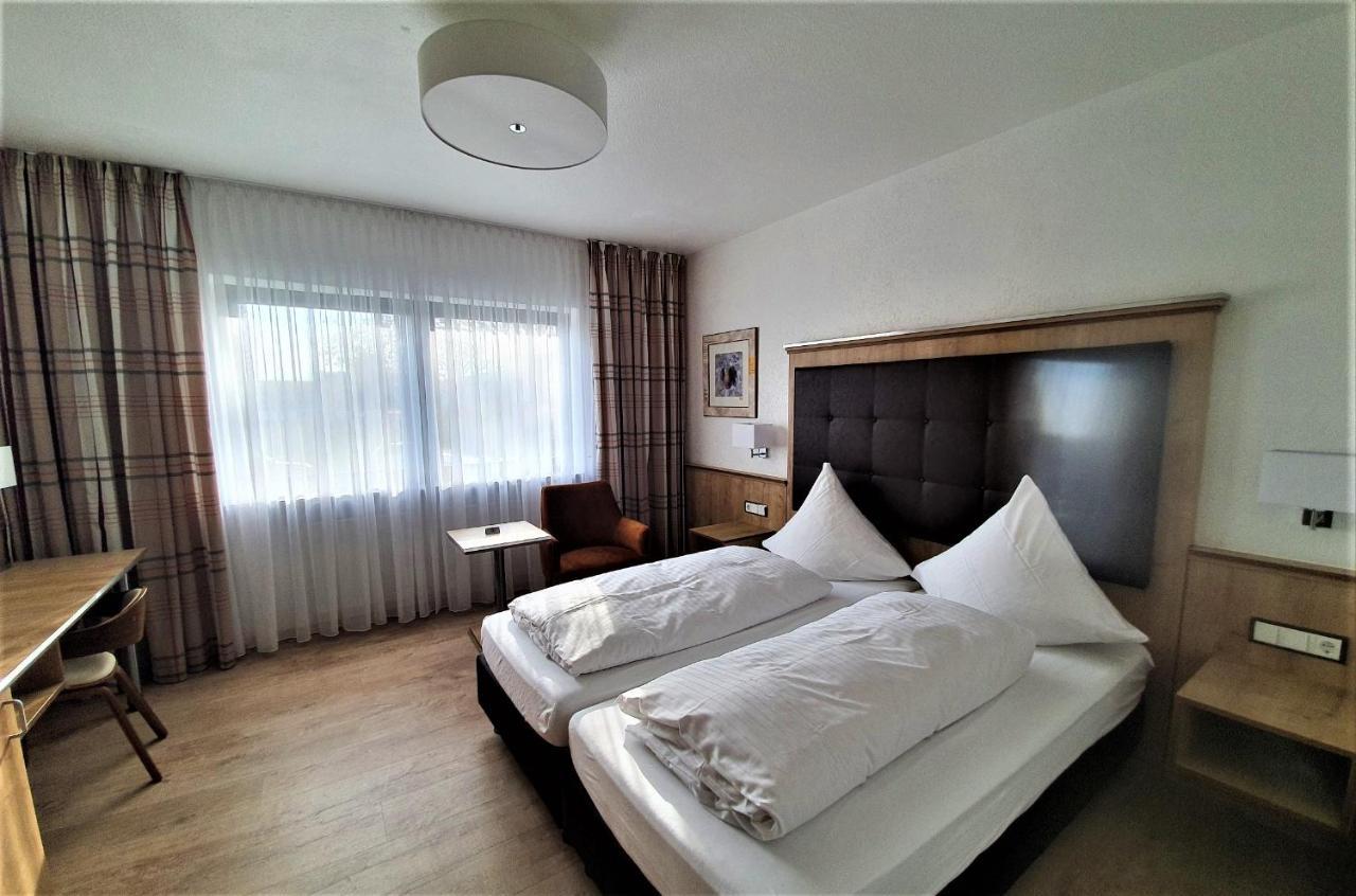 Dreispitz -B&B-Hotel Garni โฮฟไฮม์อัมเทานอส ภายนอก รูปภาพ