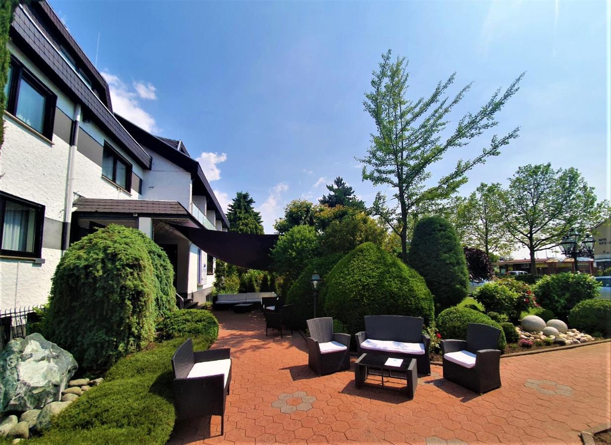 Dreispitz -B&B-Hotel Garni โฮฟไฮม์อัมเทานอส ภายนอก รูปภาพ