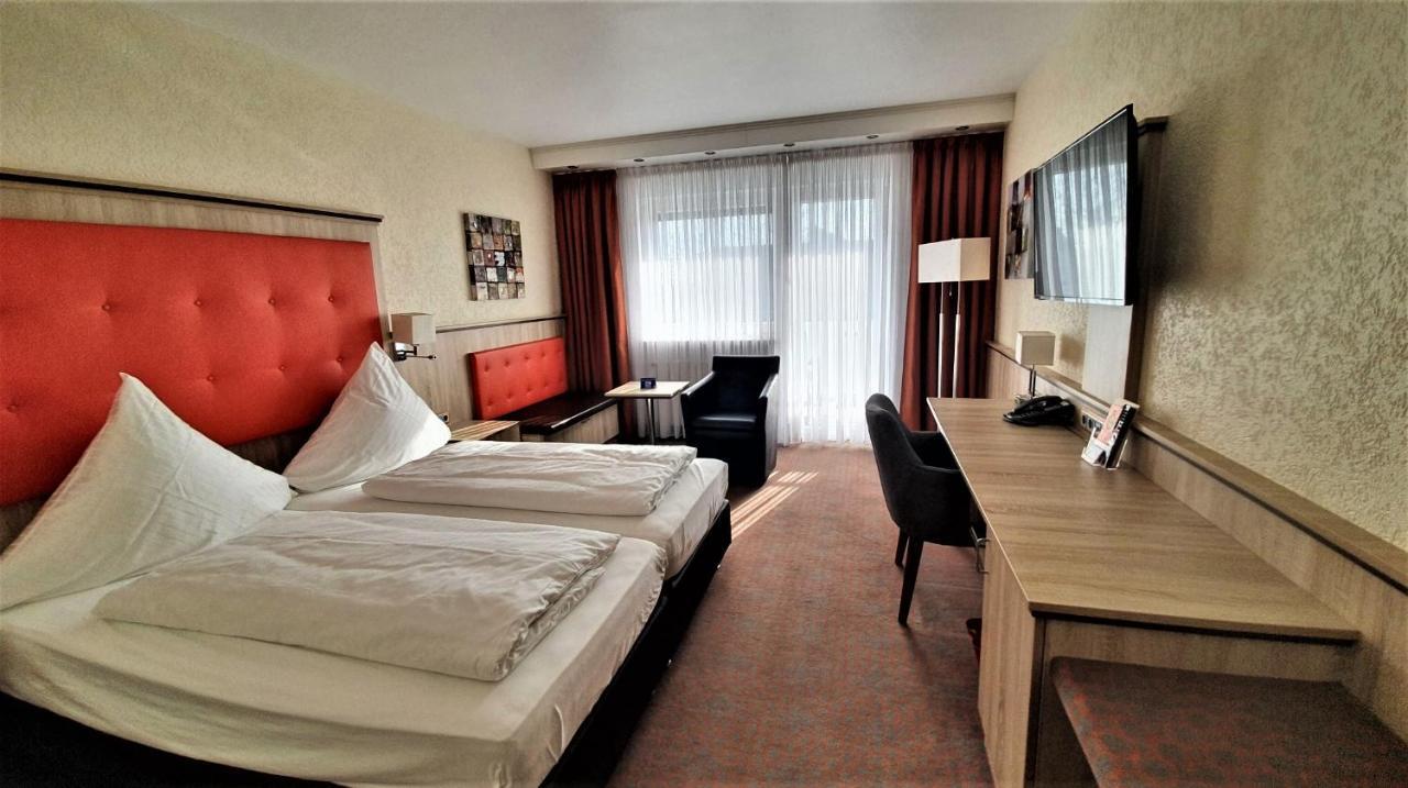Dreispitz -B&B-Hotel Garni โฮฟไฮม์อัมเทานอส ภายนอก รูปภาพ