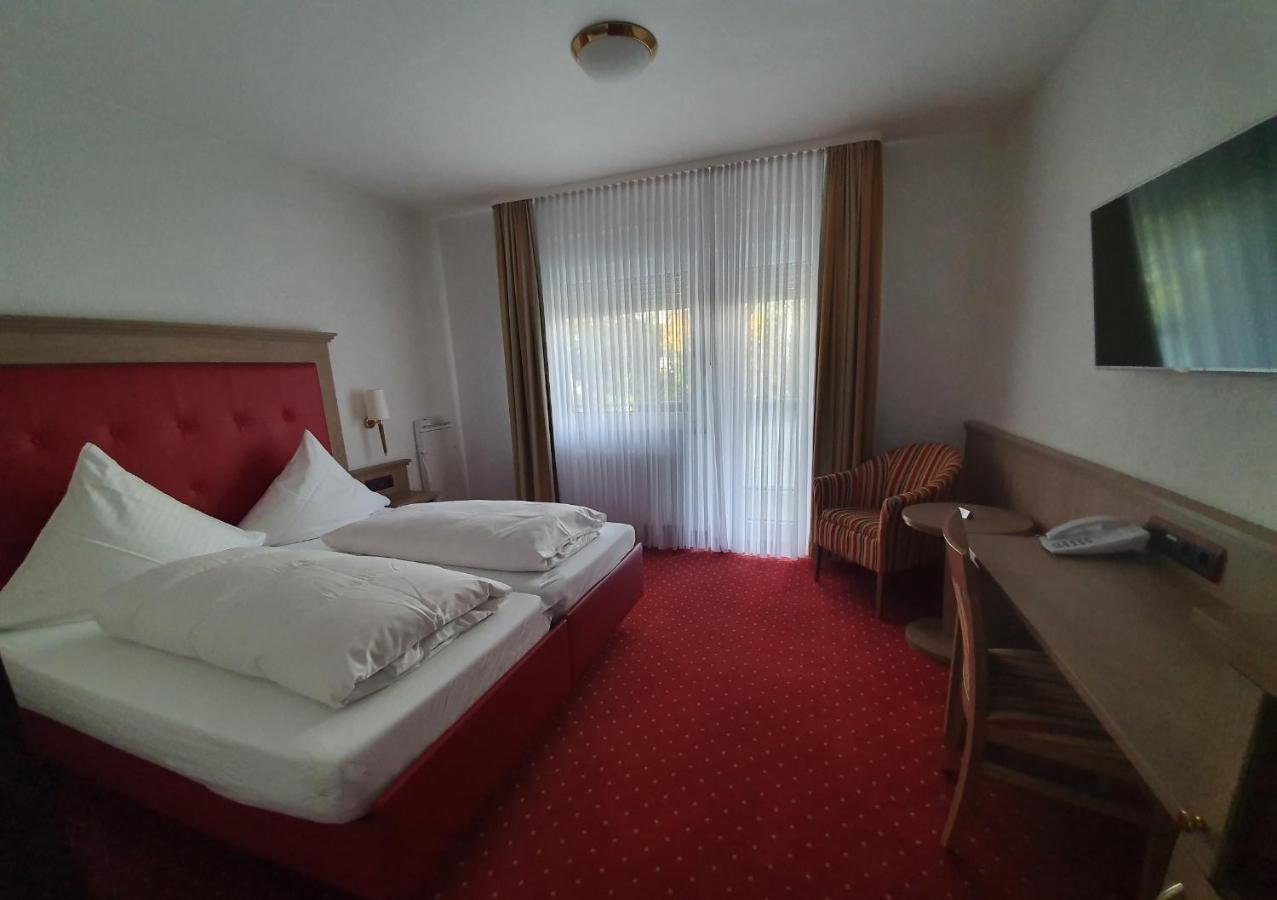 Dreispitz -B&B-Hotel Garni โฮฟไฮม์อัมเทานอส ภายนอก รูปภาพ