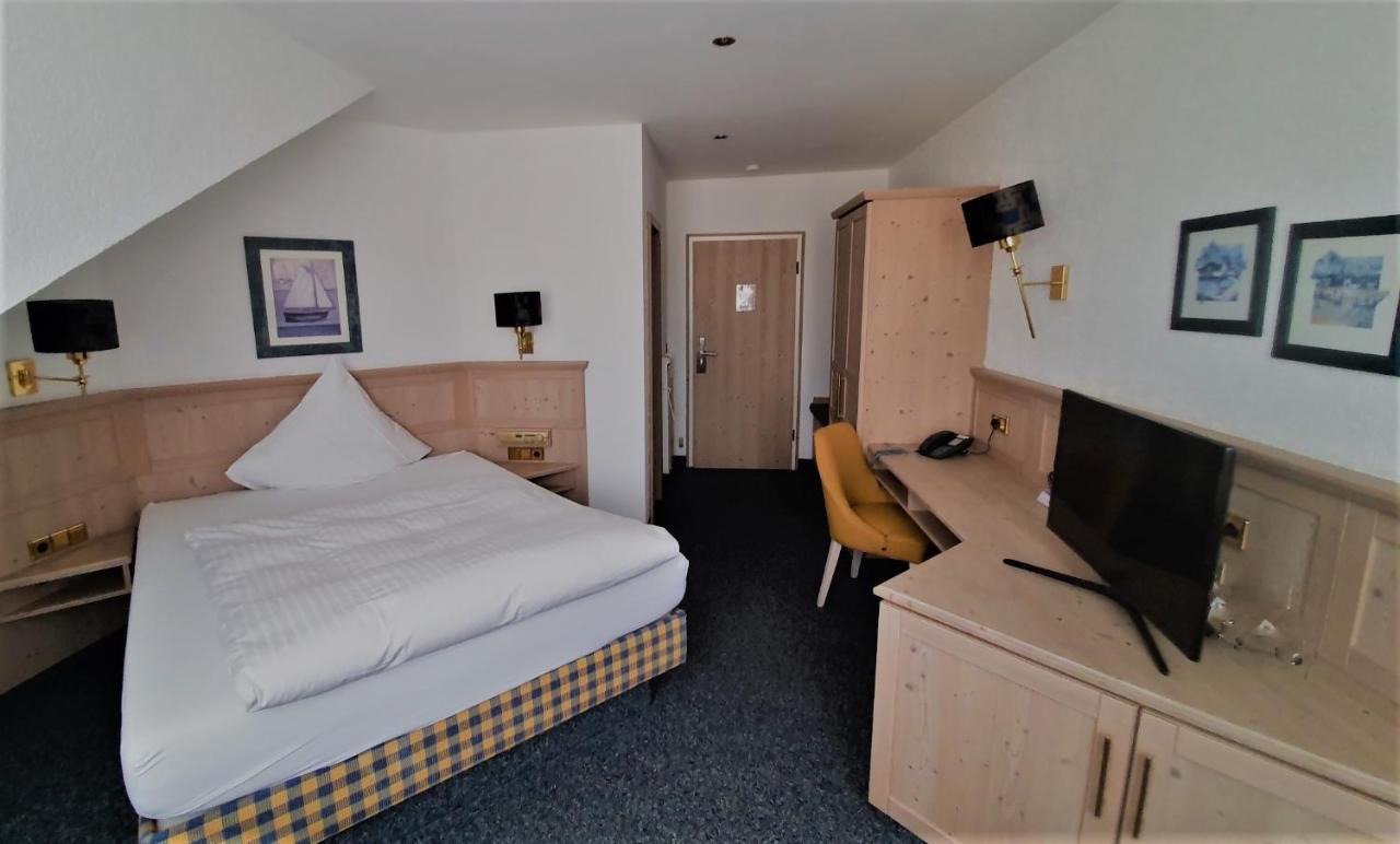 Dreispitz -B&B-Hotel Garni โฮฟไฮม์อัมเทานอส ภายนอก รูปภาพ
